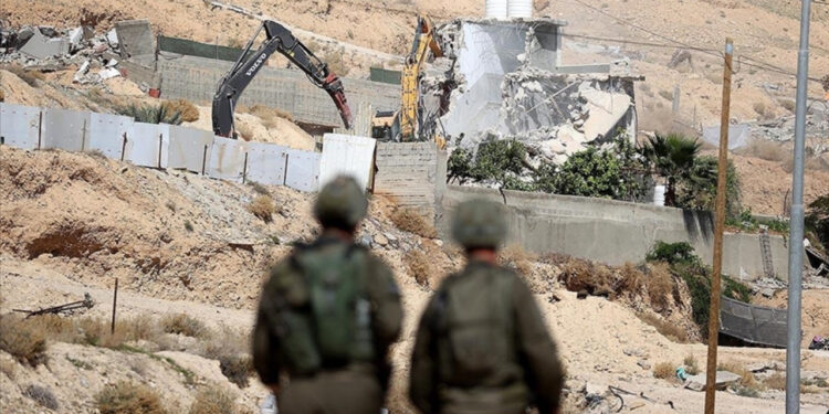 İsrail Ordusu, Batı Şeria'da Bir Filistinlinin Evini Yaktı