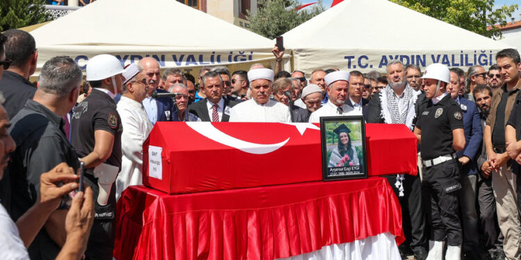 İsrail askerleri Batı Şeria’da katletmişti: Ayşenur Ezgi Eygi son yolculuğuna uğurlandı
