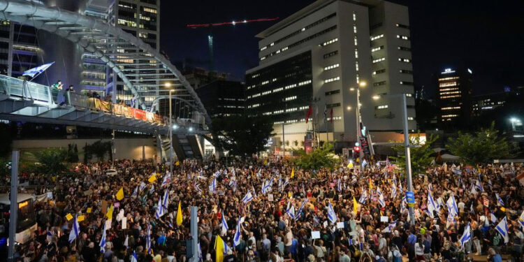 İsrail’de Netanyahu’ya “anlaşmayı imzala” çağrısı