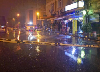 İstanbul’da 26 suç kaydı bulunan kişi, polisin tabancasını elinden alıp polisle çatıştı: 1 ölü, 2 yaralı