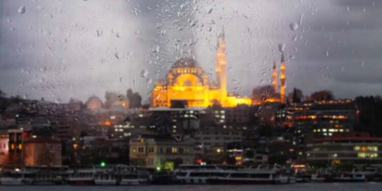 İstanbul'da bu gece beklenen yağışla ilgili bir uyarı da AKOM'dan geldi