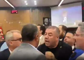 İzmir Büyükşehir Belediyesi Meclis Toplantısında Arbede