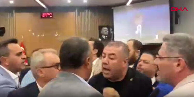 İzmir Büyükşehir Belediyesi Meclis Toplantısında Arbede