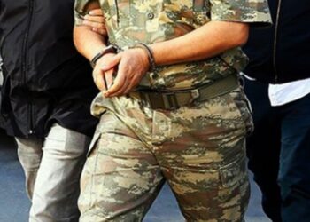 İzmir’de asker ve eski askeri öğrencilere operasyon: 15 gözaltı