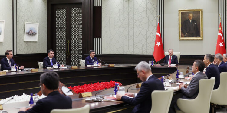 Kabine 'Terör' ve 'Enflasyon' Gündemiyle Toplandı