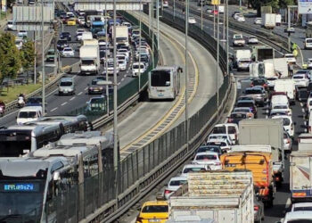 Kamyonet Bariyere Çarptı: Bakırköy'de Araç Kuyruğu Oluştu