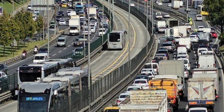 Kamyonet Bariyere Çarptı: Bakırköy'de Araç Kuyruğu Oluştu