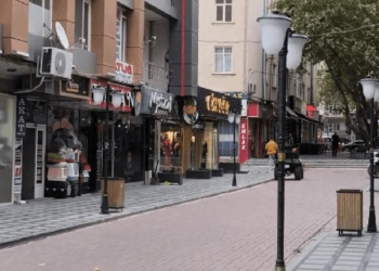 Kırşehir'i Şiddetli Rüzgar Vurdu, Sokaklar Bomboş Kaldı