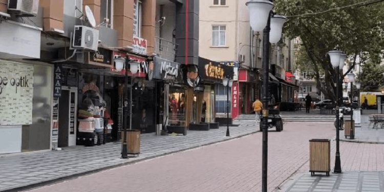 Kırşehir'i Şiddetli Rüzgar Vurdu, Sokaklar Bomboş Kaldı