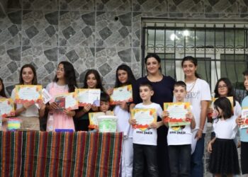 Kürtçe kursları tamamlayan çocuklara belge
