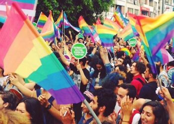 LGBTİ+'lar, LGBTİ+ karşıtı mitingde eşcinsel olduğu için öldürülen Ahmet Yıldız adına lokma dağıttı