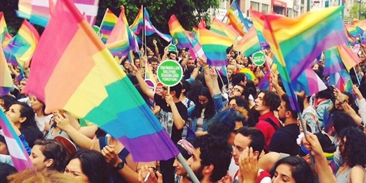 LGBTİ+'lar, LGBTİ+ karşıtı mitingde eşcinsel olduğu için öldürülen Ahmet Yıldız adına lokma dağıttı