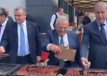 Mangal partisinde sucukları yelleyen AKP’li başkandan açıklama: Pişirdik ama yemedik