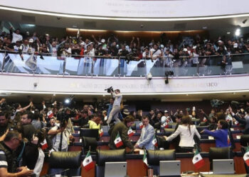 Meksika'da Halk Senatoyu Bastı!