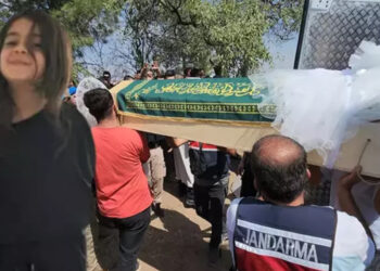 Narin, katledildiği köyde gözyaşlarıyla defnedildi
