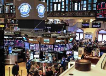 New York Borsası Yatay Seyirle Açıldı