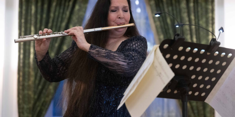 Ödüllü Türk Flüt Virtüözü Şefika Kutluer, Rusya Başkonsolosluğu'nda Konser Verdi