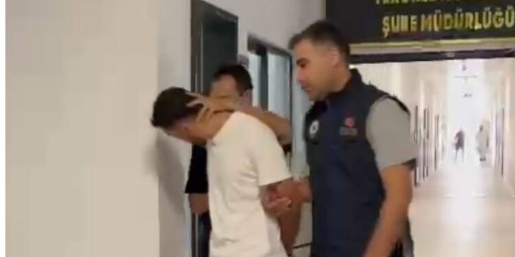Otobüslere 'Canlı bomba var' mesajı gönderen 2 kişi yakalandı