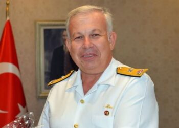 Özbek oligarka tümamiral üniformasını veren Cihat Yaycı mı?