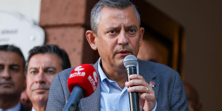 Özgür Özel 'Mustafa Kemal'in Askeriyiz' Sloganına Neden Tepki Gösterdi? Burhanettin Bulut Açıkladı