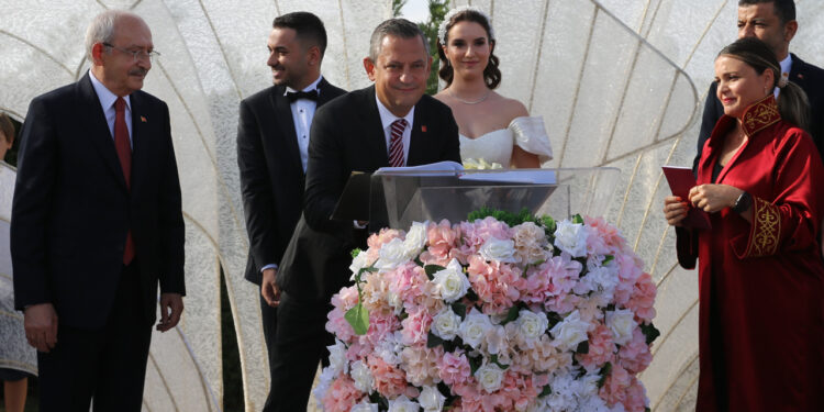Özgür Özel ile Kemal Kılıçdaroğlu Yeniden Bir Arada: Nikah Şahidi Oldular