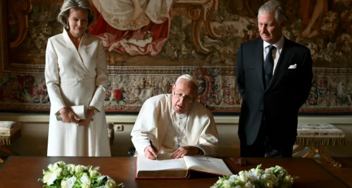 Papa, Belçika’yı ziyaret etti: Katolik Kilisesi’nin çocuk istismarı geçmişi sebebiyle Kral ve Başbakan tarafından eleştirildi