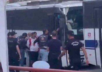 Polonez işçilerine ters kelepçeli gözaltı