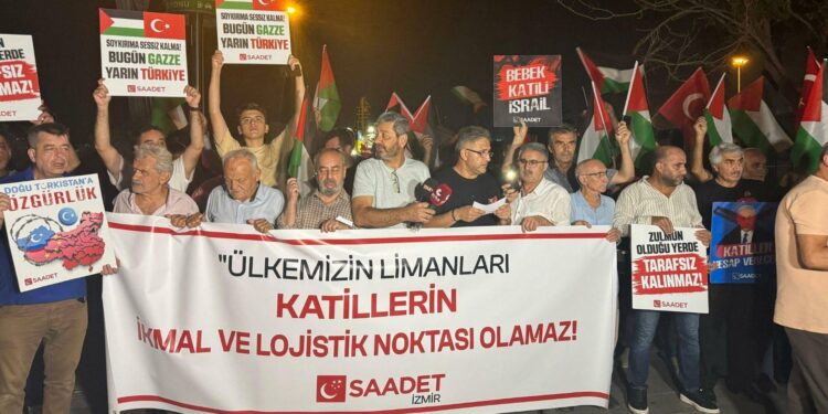 Saadet Partililer, ABD’nin İsrail için bölgeye gönderdiği geminin İzmir’e demir atmasını protesto etti
