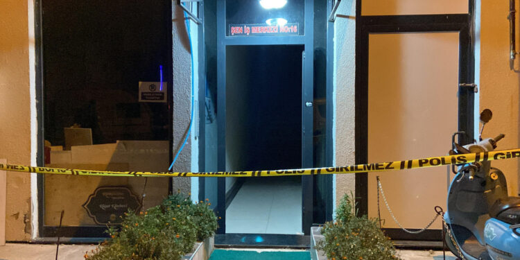 Sakarya'da Erkek Şiddeti: Genç Kadını İş Yerinde Başından Vurdu!