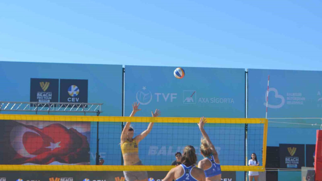 Sarımsaklı Plajı'nda Voleybol Turnuvası Heyecanı