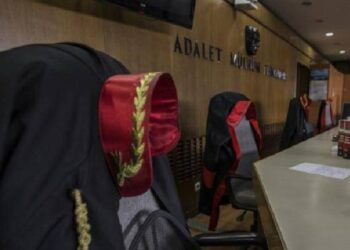 Savcının dosyasından delilleri çaldılar, tahliye oldular