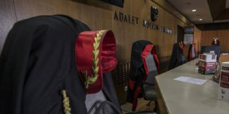 Savcının dosyasından delilleri çaldılar, tahliye oldular