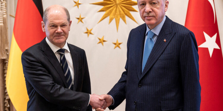 Scholz, Erdoğan ile anlaştı: “Başvurusu kabul edilmeyen sığınmacılar Türkiye’ye gönderilecek” 