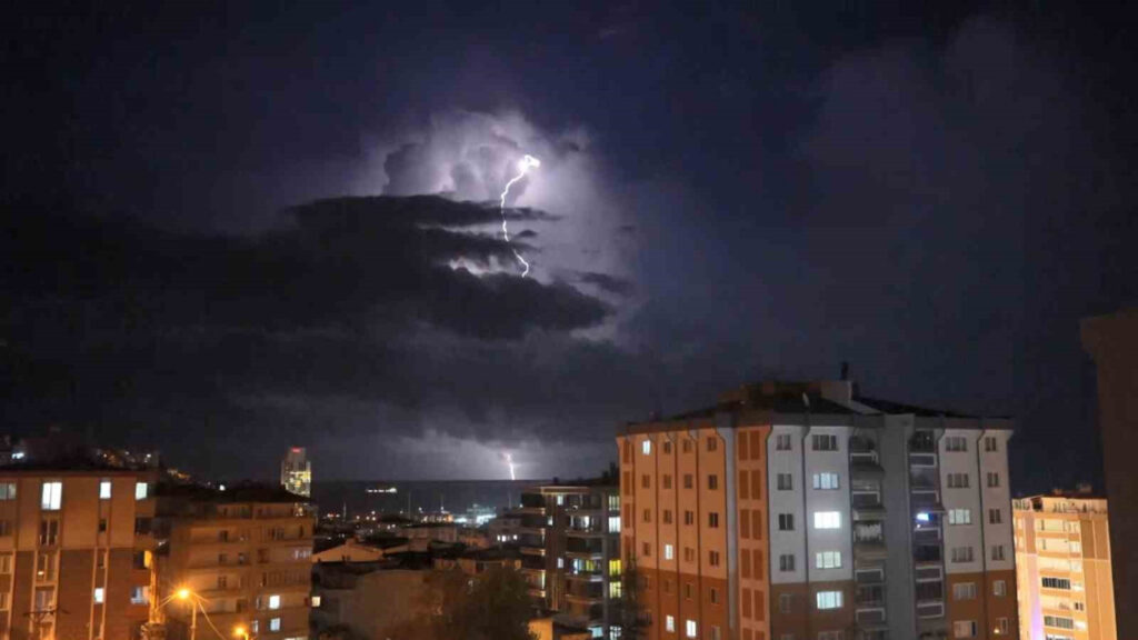 Şimşekler Samsun’da Gökyüzünü Aydınlattı