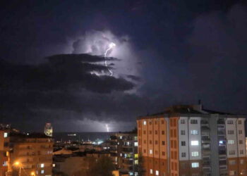 Şimşekler Samsun’da Gökyüzünü Aydınlattı