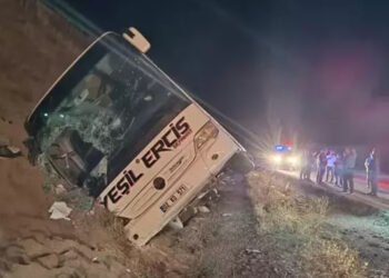 Sivas’ta yolcu otobüsü devrildi: 24 yaralı
