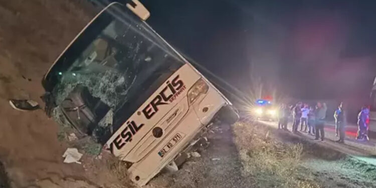 Sivas’ta yolcu otobüsü devrildi: 24 yaralı