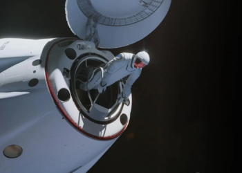 Space X kapsülü, uzayda mahsur kalan astronotlar için devrede