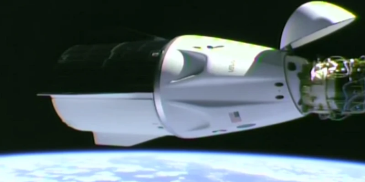 Space X kapsülü, uzayda mahsur kalan astronotları almak için ISS’e kenetlendi