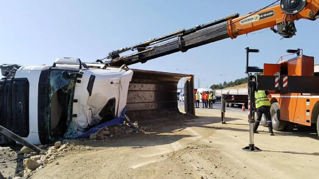 TEM Otoyolu'nda Feci Kaza! Sürücü Yaralandı