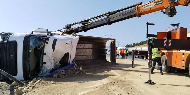 TEM Otoyolu'nda Feci Kaza! Sürücü Yaralandı