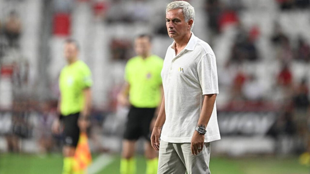 Tüm Dünya Mourinho'nun Hareketini Konuşuyor: Manşetleri Süsledi