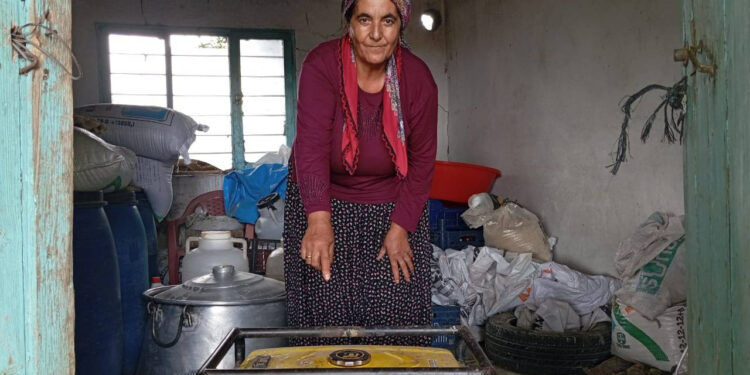 Üretici Karanlıkta Kaldı: 4 Gündür Elektriğimiz Yok, Hayvanımız Var, Sağım Yapamıyoruz