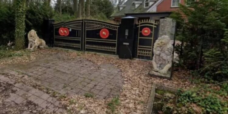 Uyuşturucu baronu evinin kapısına Cumhurbaşkanlığı forsu asmış