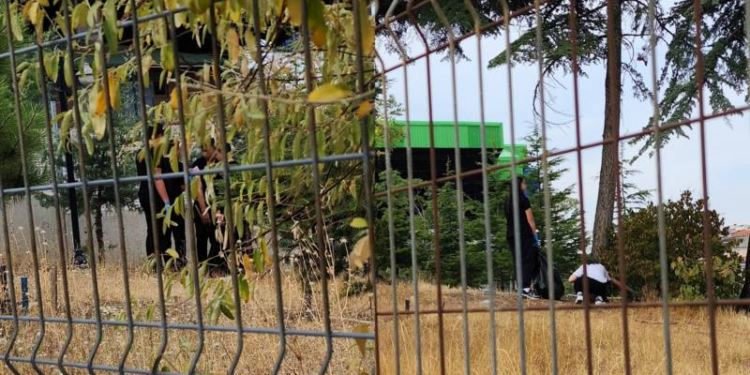 Veliye okul temizletip, öğrenciye çöp toplatıyorlar!