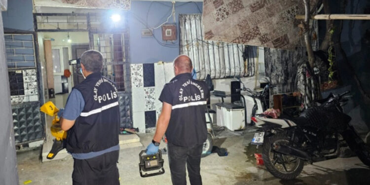 Yatağında uyurken bacaklarından vuruldu