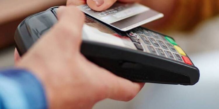 Yüksek enflasyon banka ve bireysel kredi kartlarının kullanımını artırıyor