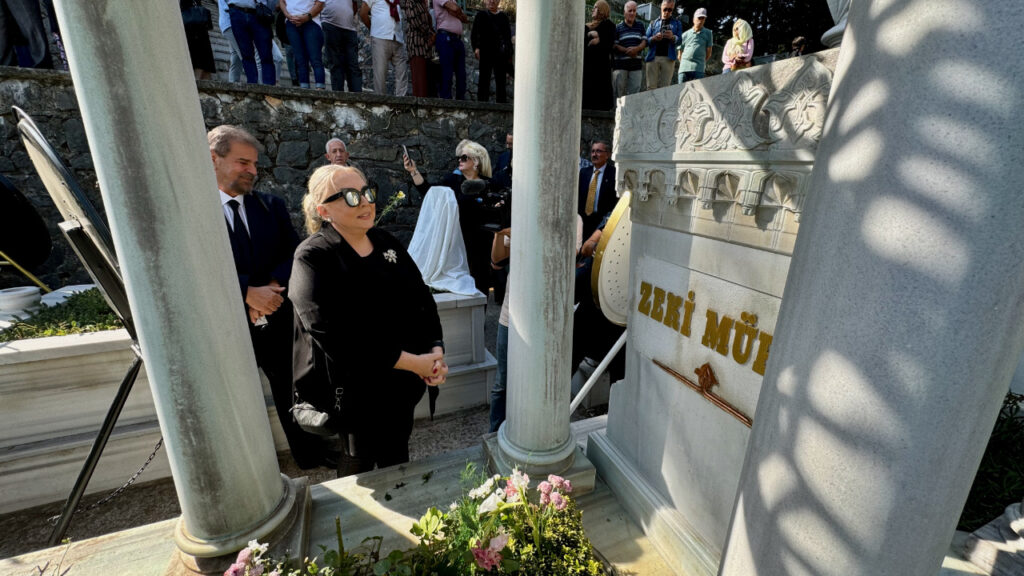 Zeki Müren Vefatının 28. Yılında Kabri Başında Anıldı