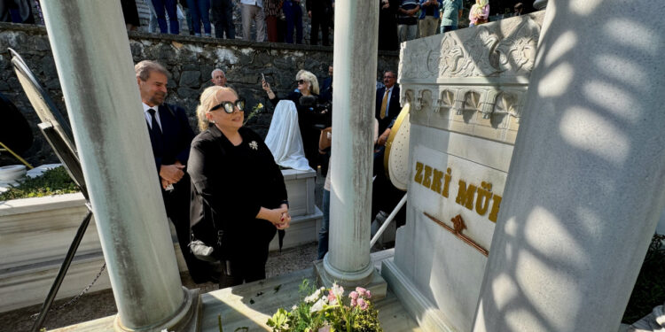 Zeki Müren Vefatının 28. Yılında Kabri Başında Anıldı