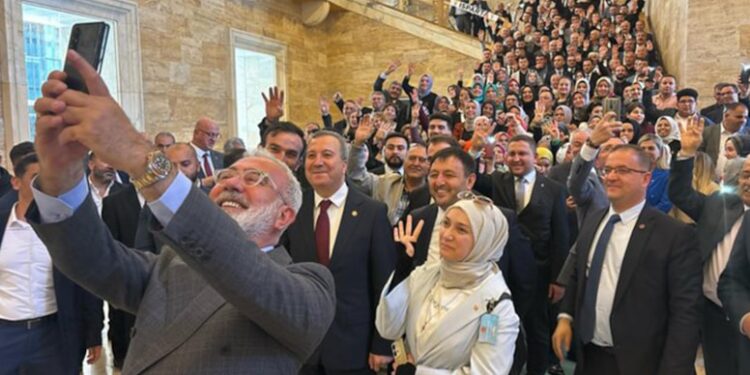 ‘Türkiye gibi bir ülkenin lüks saat ithalatı niye artar, hiç düşündünüz mü?’